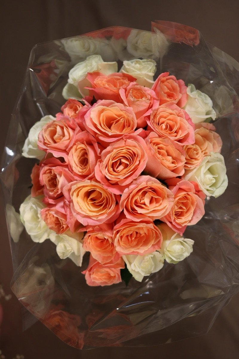 Bouquet di rose pesca e bianche composto a mano