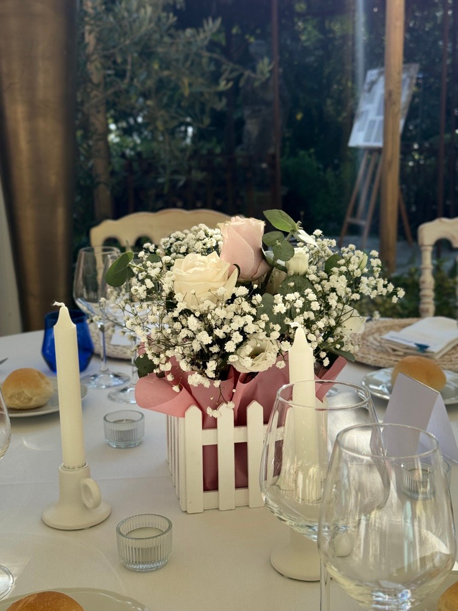 Centrotavola con rose e gypsophila per evento privato