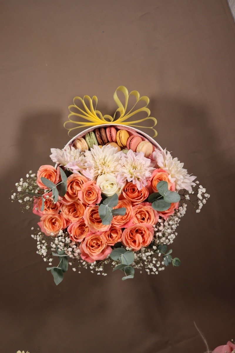 Scatola regalo con rose pesca, dalie e macarons